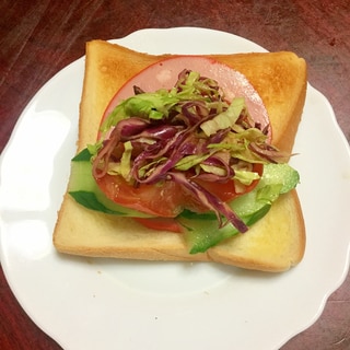 紫キャベツとトマトとチョップドハムの青じそサンド。